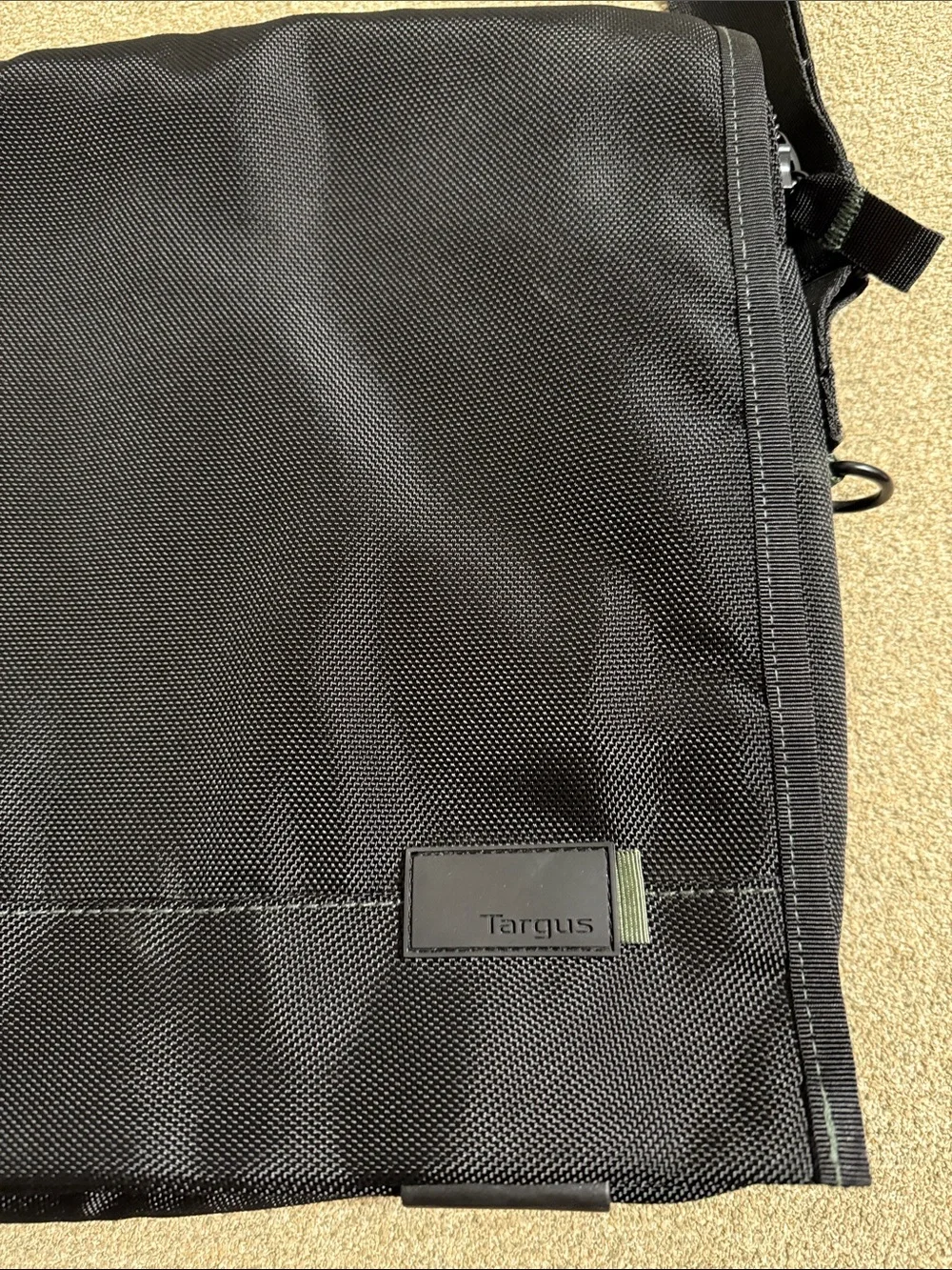 Targus Laptop Bag in Black W/ Shoulder Strap & Handle Magnetic Flaps Padded
